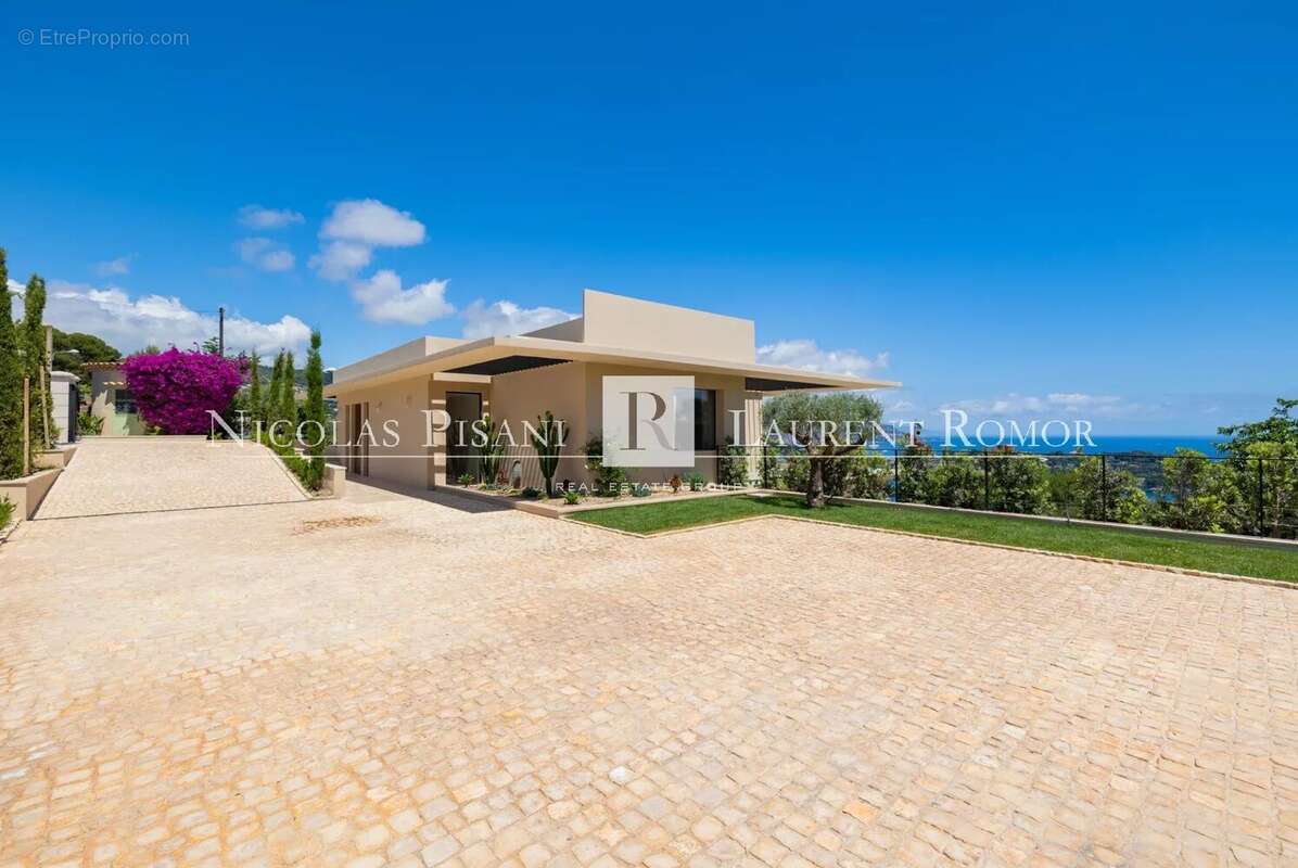 A vendre villa - vue mer - 5 chambres - piscine - rénové - stationnements - photo 4