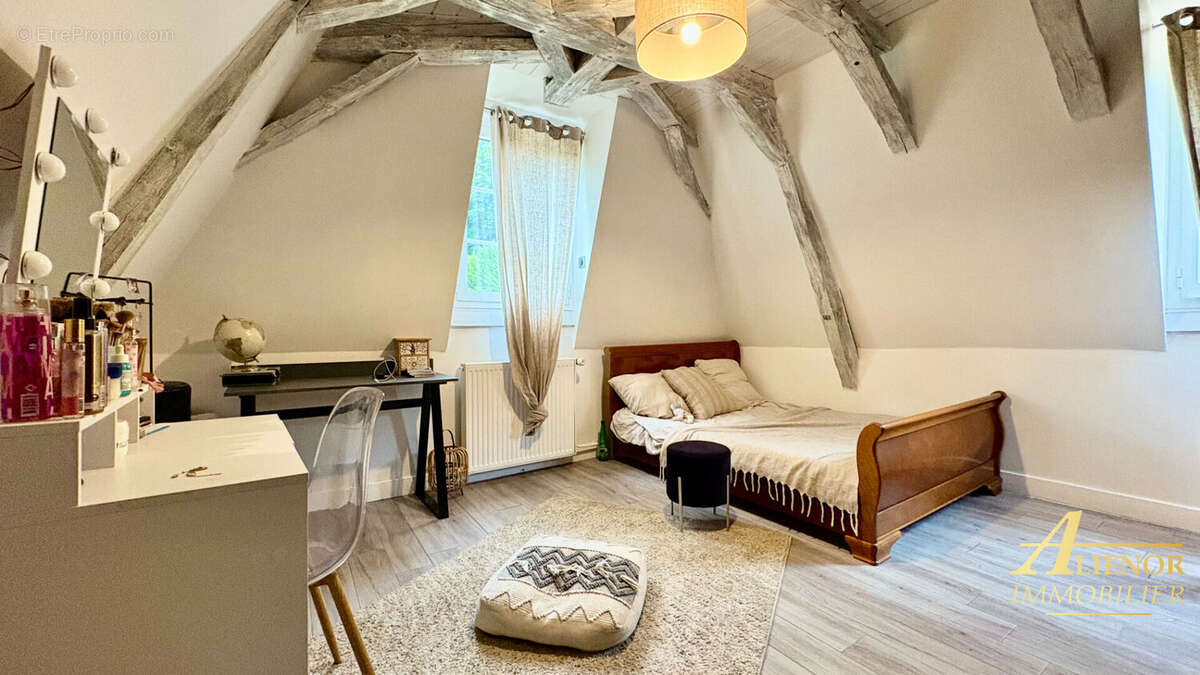 Maison à SAINT-PIERRE-DE-CHIGNAC