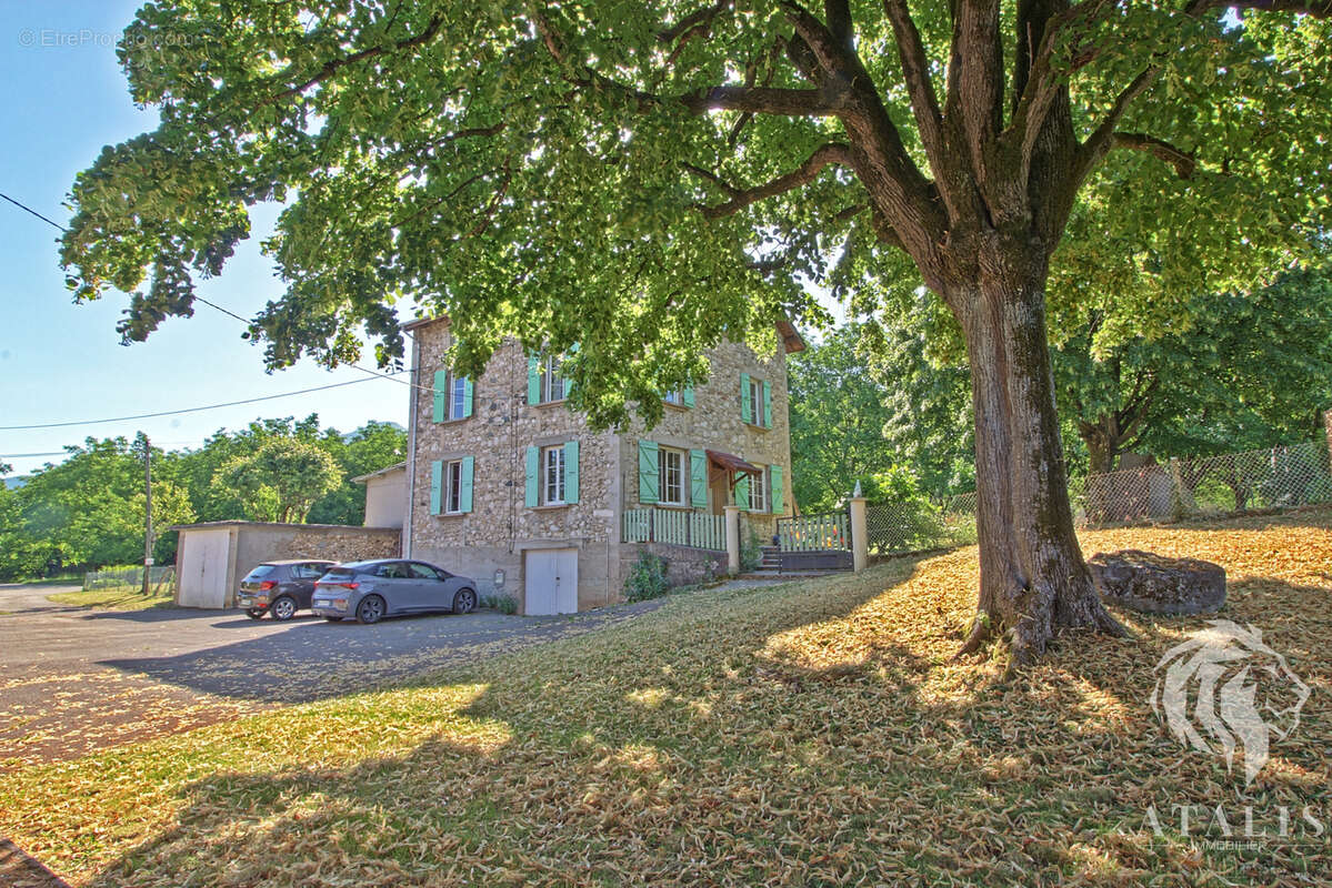 Maison en pierres avec dépendances - photo 9