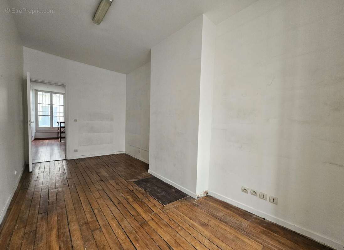 Etage pièce sur rue - Commerce à PARIS-11E