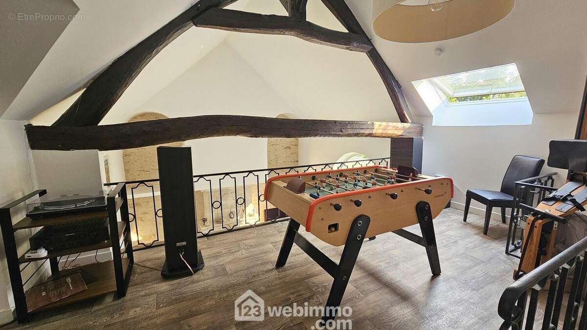 Une belle mezzanine de 21 m² surplombant le séjour.