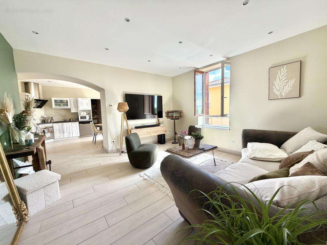 Appartement à MONTROND-LES-BAINS