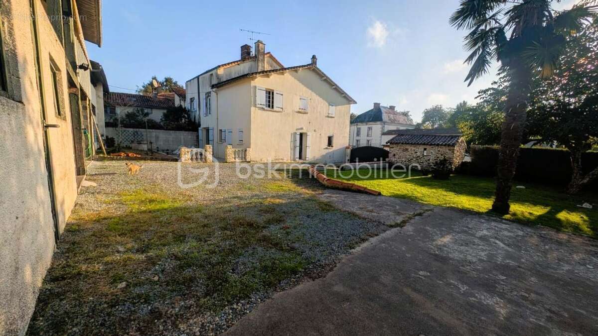 INVESTISSEMENT STRATÉGIQUE : Ensemble immobilier à fort potentiel – Fenioux (79) - photo 2