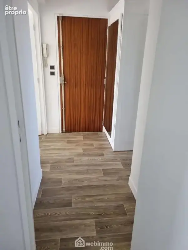 Une vaste entrée distribue ...