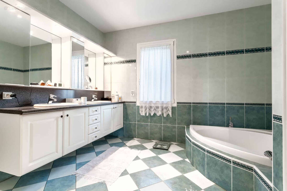 Town house in a peaceful location - photo 26