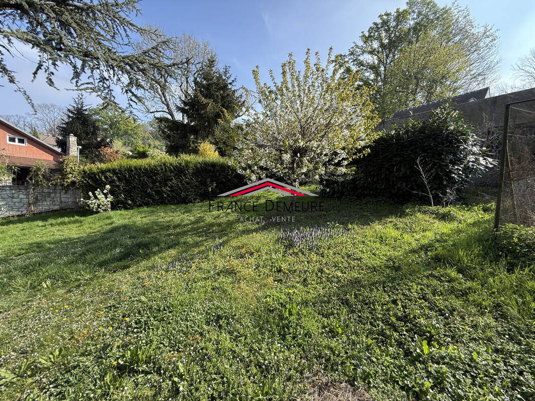 Terrain à MONTLIGNON