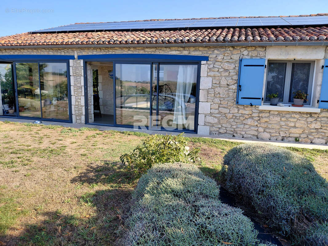 Très bel ensemble immobilier, comprenant maison avec piscine dans parc, grande serre pour tous légumes, hangar - photo 2