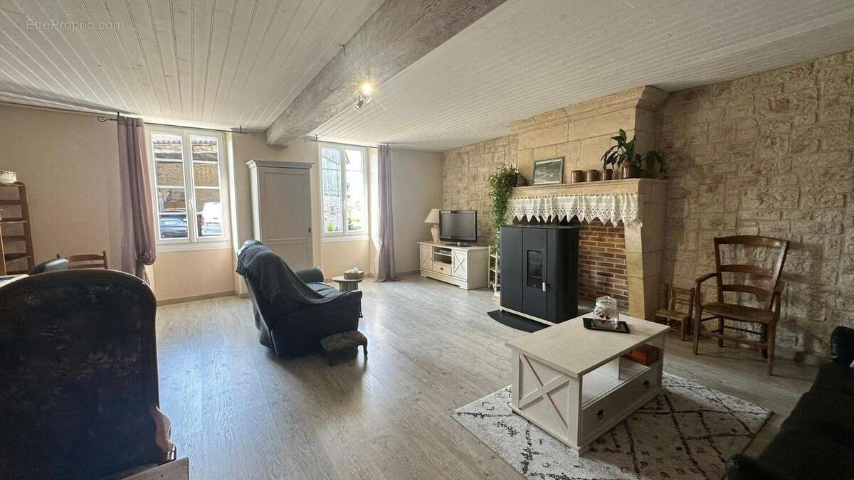 Maison 203 m² à Bouteville  - photo 5
