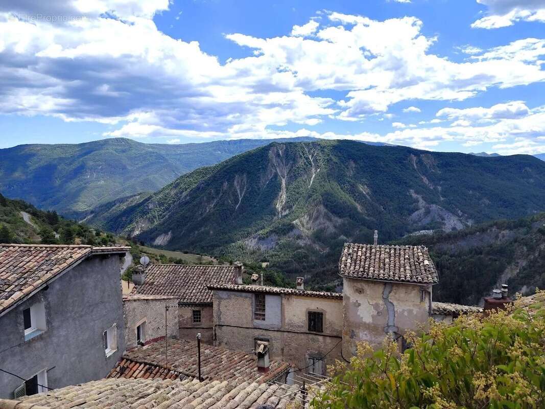 Appartement à LA CROIX-SUR-ROUDOULE