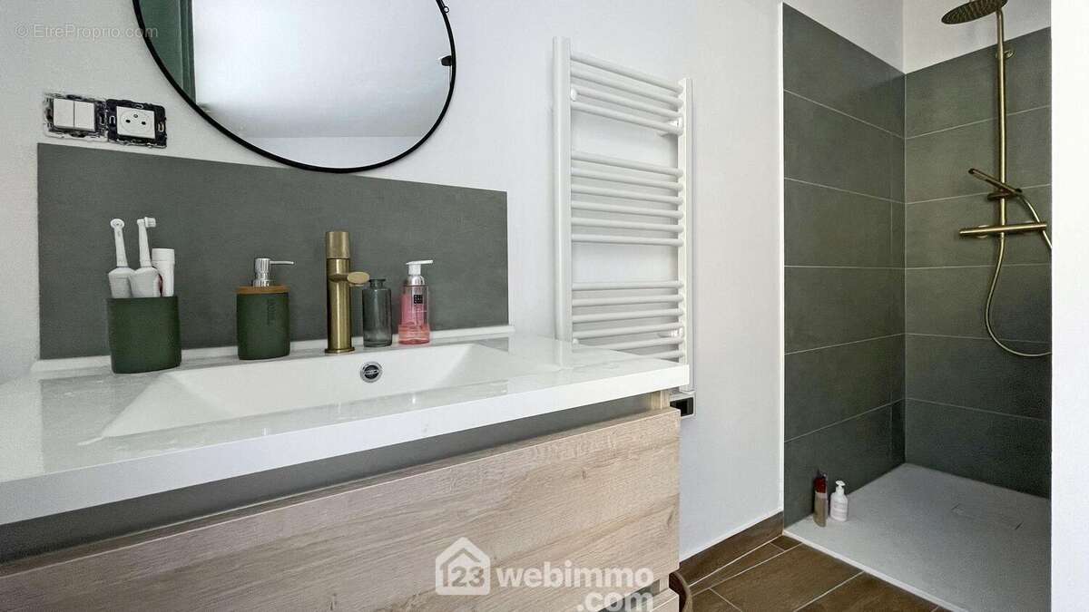 ?avec salle d&#039;eau? - Appartement à SAINT-MAUR-DES-FOSSES