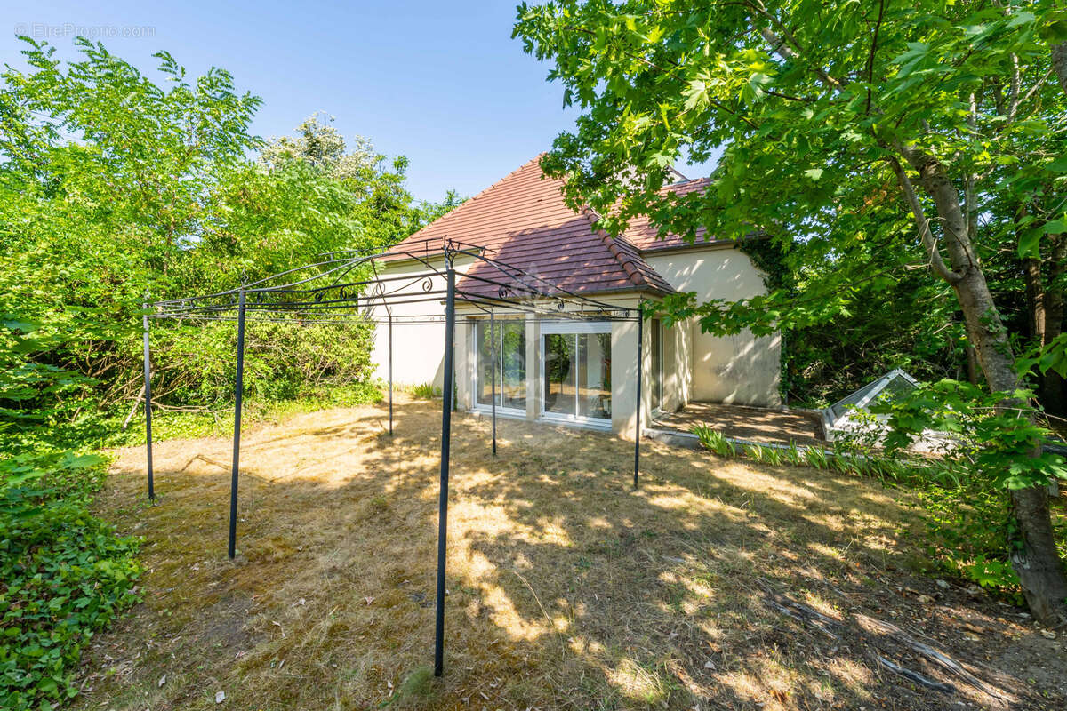 Maison familiale de 212 m2   5 chambres, dépendance, jardin arboré et gare de Melun à proximité - photo 21