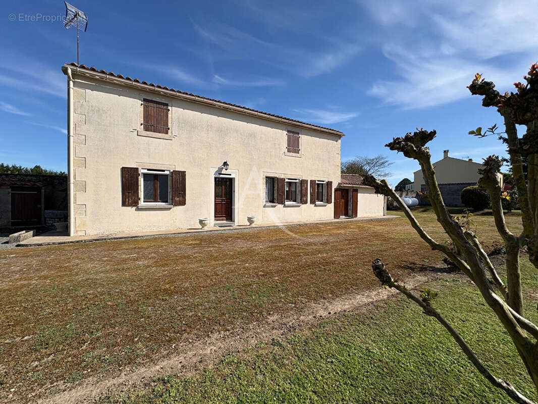 Maison à LE POIRE-SUR-VELLUIRE