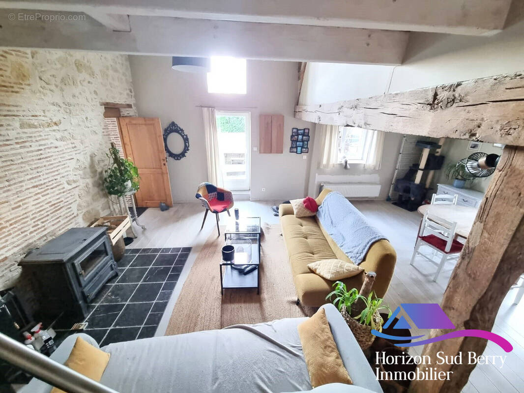 Salon avec poêle à bois - Maison à THEVET-SAINT-JULIEN