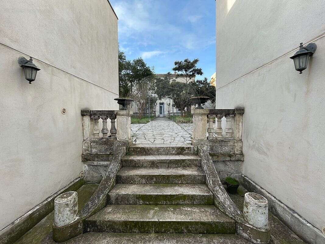 Autre à NIMES