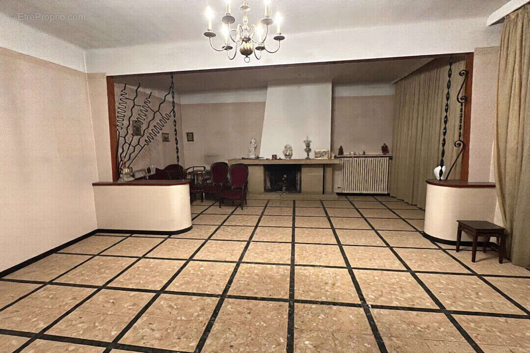 Maison de 217 m² à vendre en coeur de ville avec 2 appartements indépendants, terrain de 575 m² et fort potentiel d'aménagement - photo 3