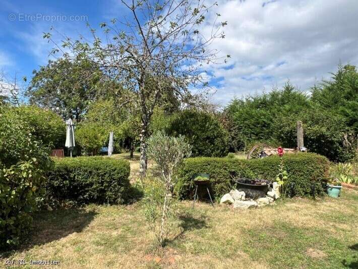 Maison de 3 Chambres dans un Impasse à Charroux - photo 21