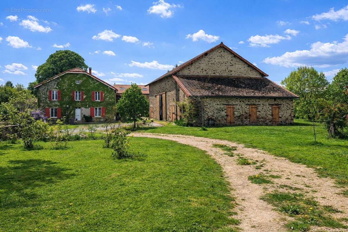 Maison grange - Maison à LA COQUILLE