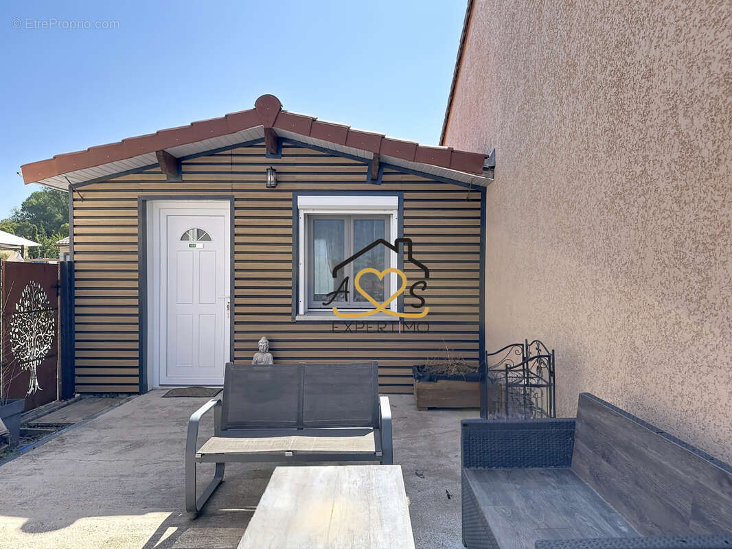 Maison familiale avec annexes - reignat 63160 - photo 6