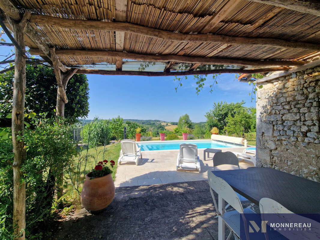 Maison à MONTMOREAU-SAINT-CYBARD