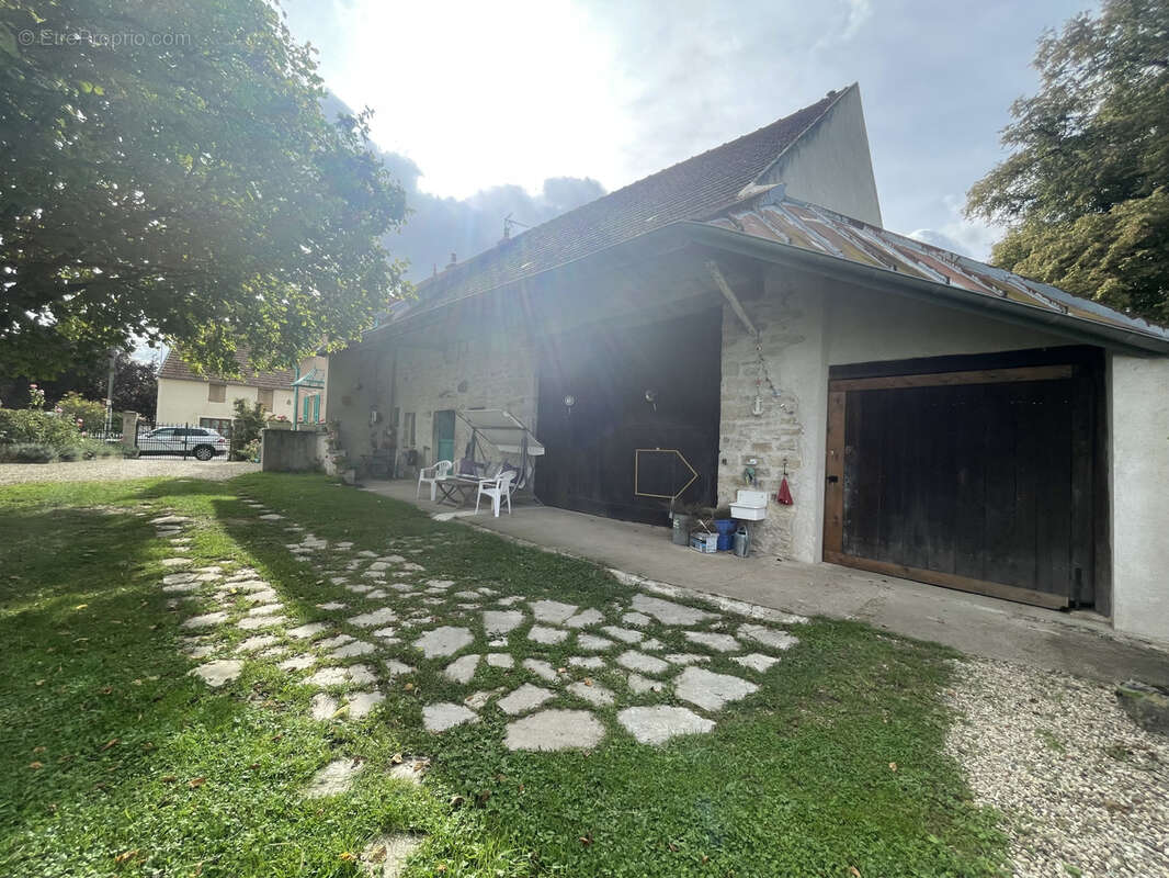Maison à LONGWY-SUR-LE-DOUBS