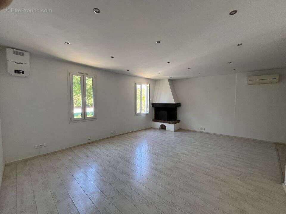 SÉJOUR/SALON AVEC CHEMINÉE - Appartement à VILLENEUVE-LOUBET