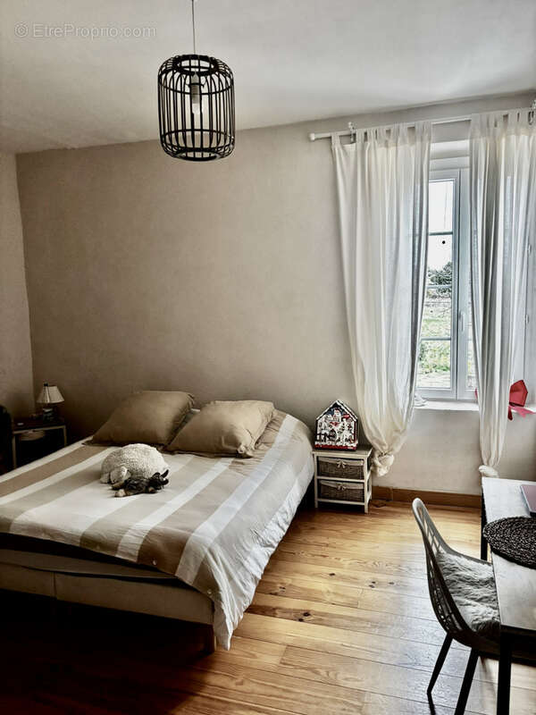 Maison à MONTOULIERS