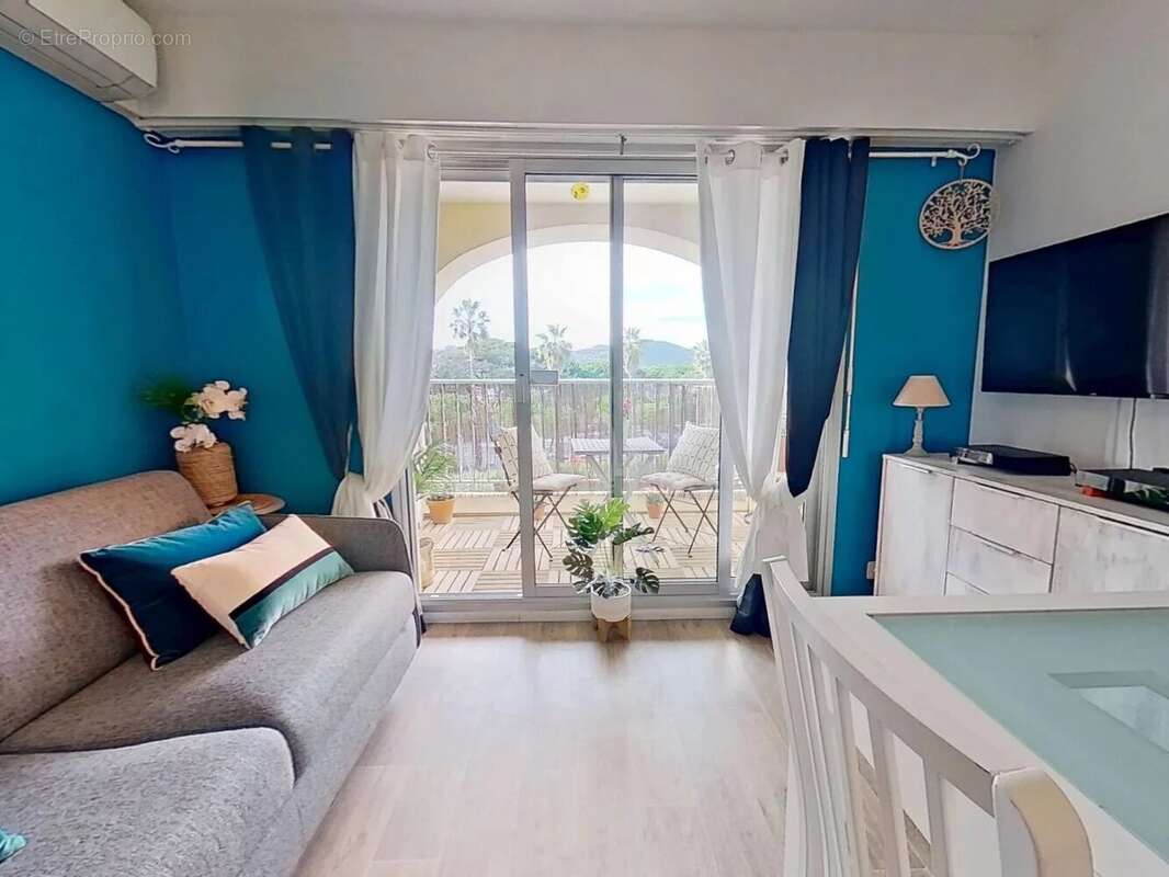Hyères Port : Studio meublé  avec terrasse loggia et place parking privée en sous-sol sécurisé - photo 13