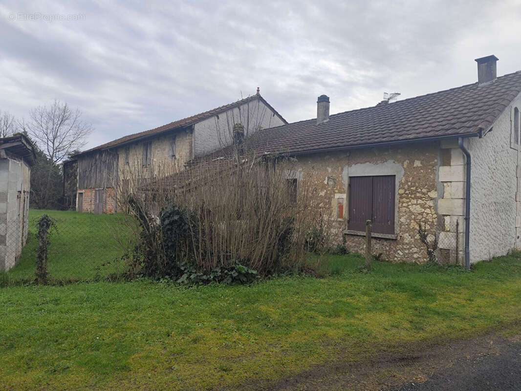 Maison à SAINT-MARTIAL-D'ARTENSET