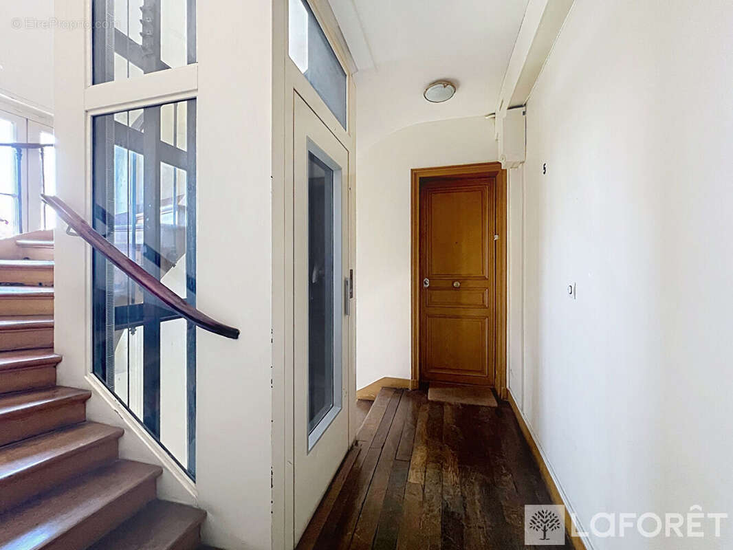 Appartement à PARIS-1E