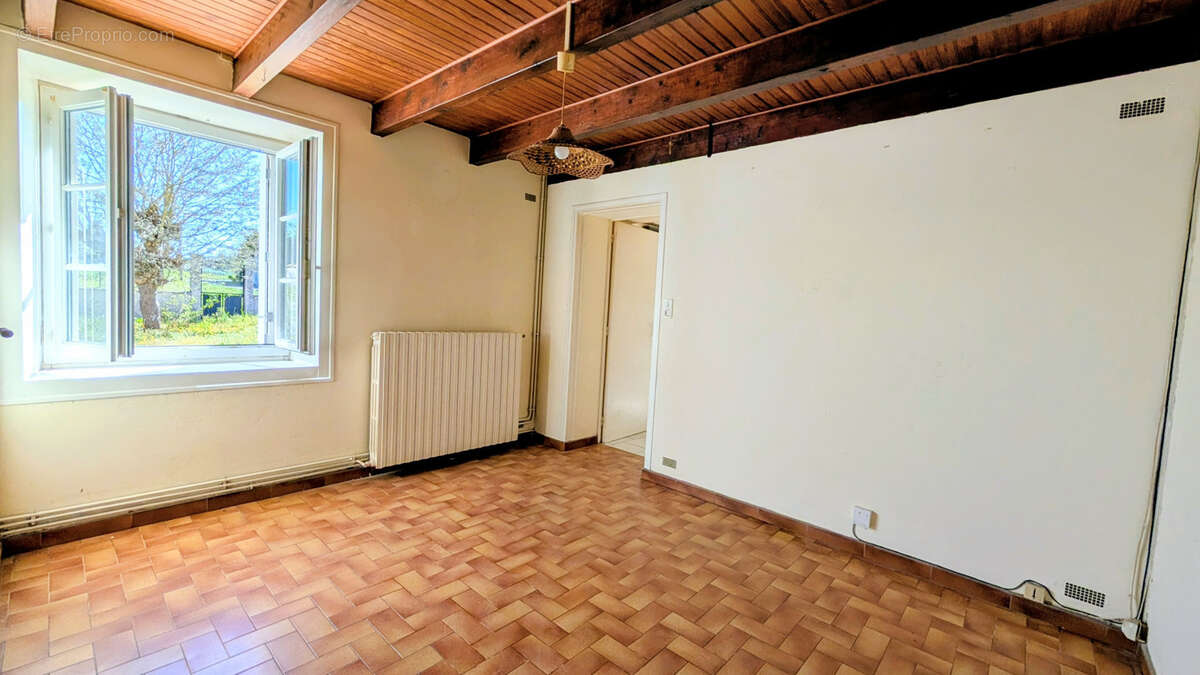 Maison à rénover proche de SEGONZAC (16) avec terrain - photo 6