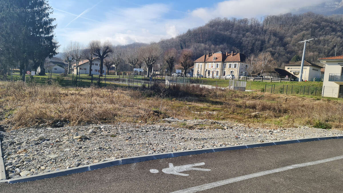 Terrain de 809 m2 divisé en deux lots - photo 2
