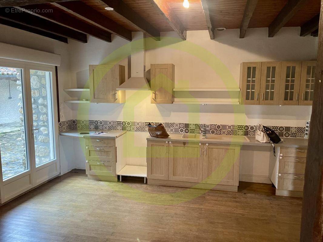 Maison à RUELLE-SUR-TOUVRE