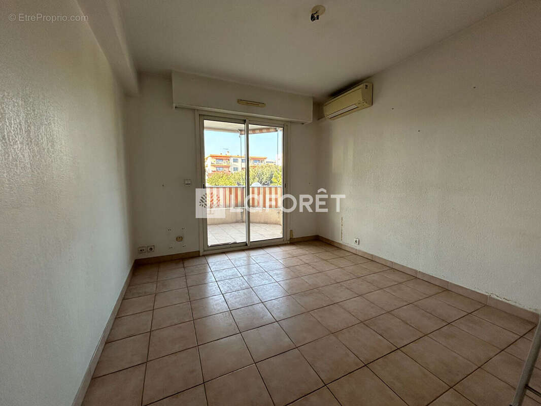 Appartement à SAINT-LAURENT-DU-VAR