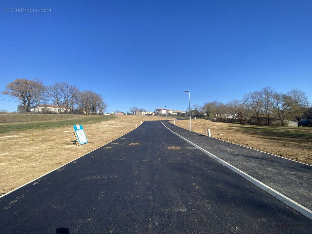 Terrain à SAINT-CLAR-DE-RIVIERE