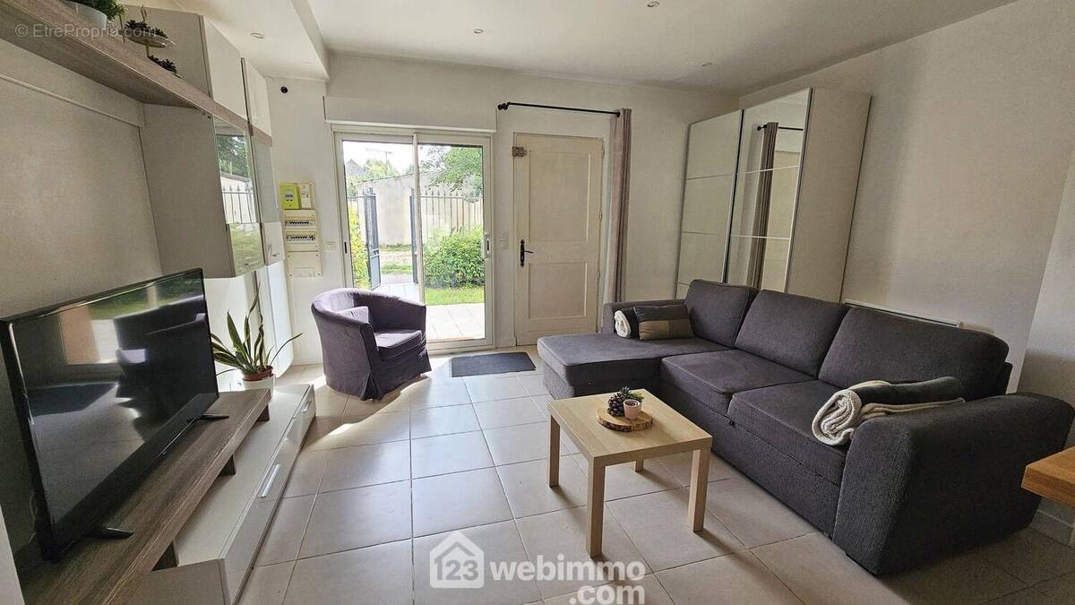 Un séjour lumineux de 25 m² avec un accès sur une première terrasse de 26 m². - Maison à ARBONNE-LA-FORET