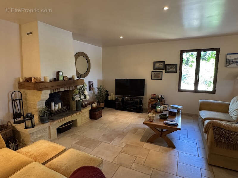 Maison de plain-pied avec grand jardin et une piscine - photo 2