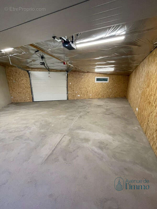 Garage  - Maison à BEAULIEU-SUR-LAYON