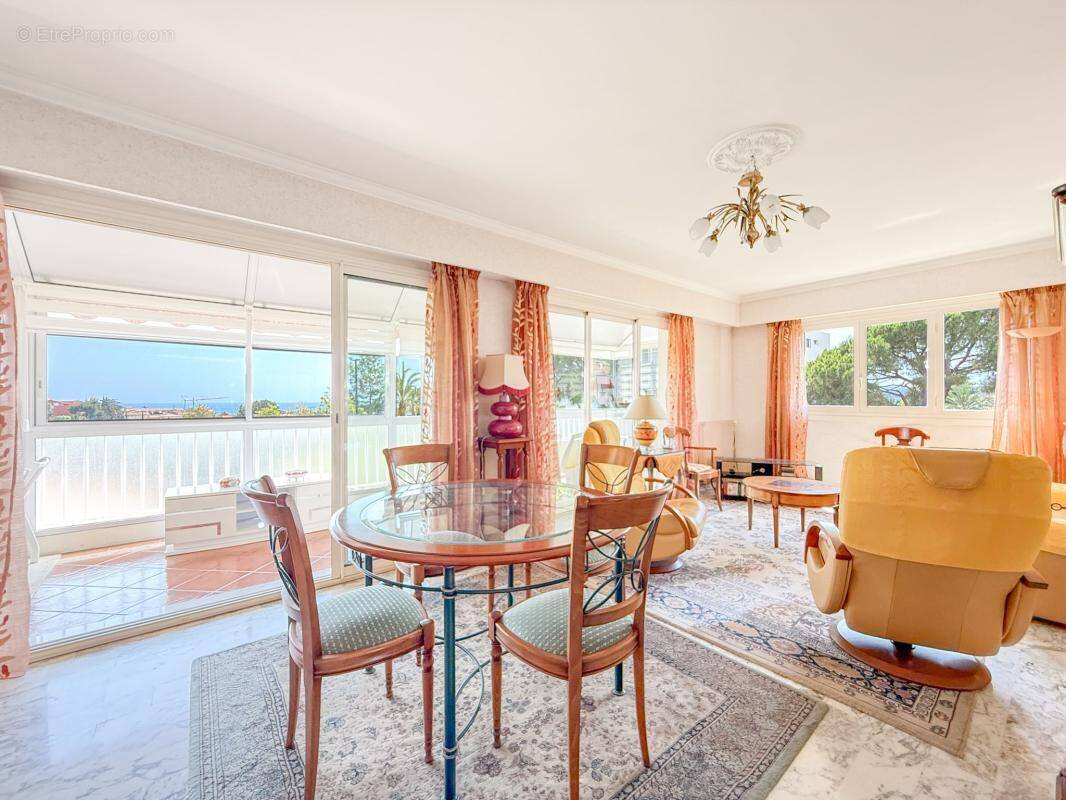 Appartement à SAINT-LAURENT-DU-VAR