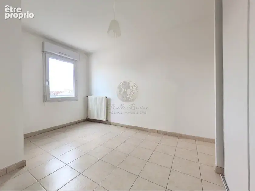 Appartement T4 de 91 m2 en plein centre de Vernaison avec terrasse, cave et garage double - photo 7