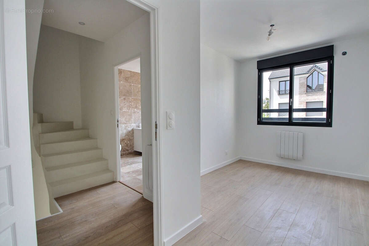 Maison 2025 - grand sejour - cinq chambres - joli jardin - garage et parking - photo 12