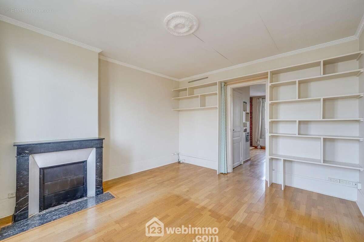 Salon avec cheminée au calme - Appartement à MALAKOFF