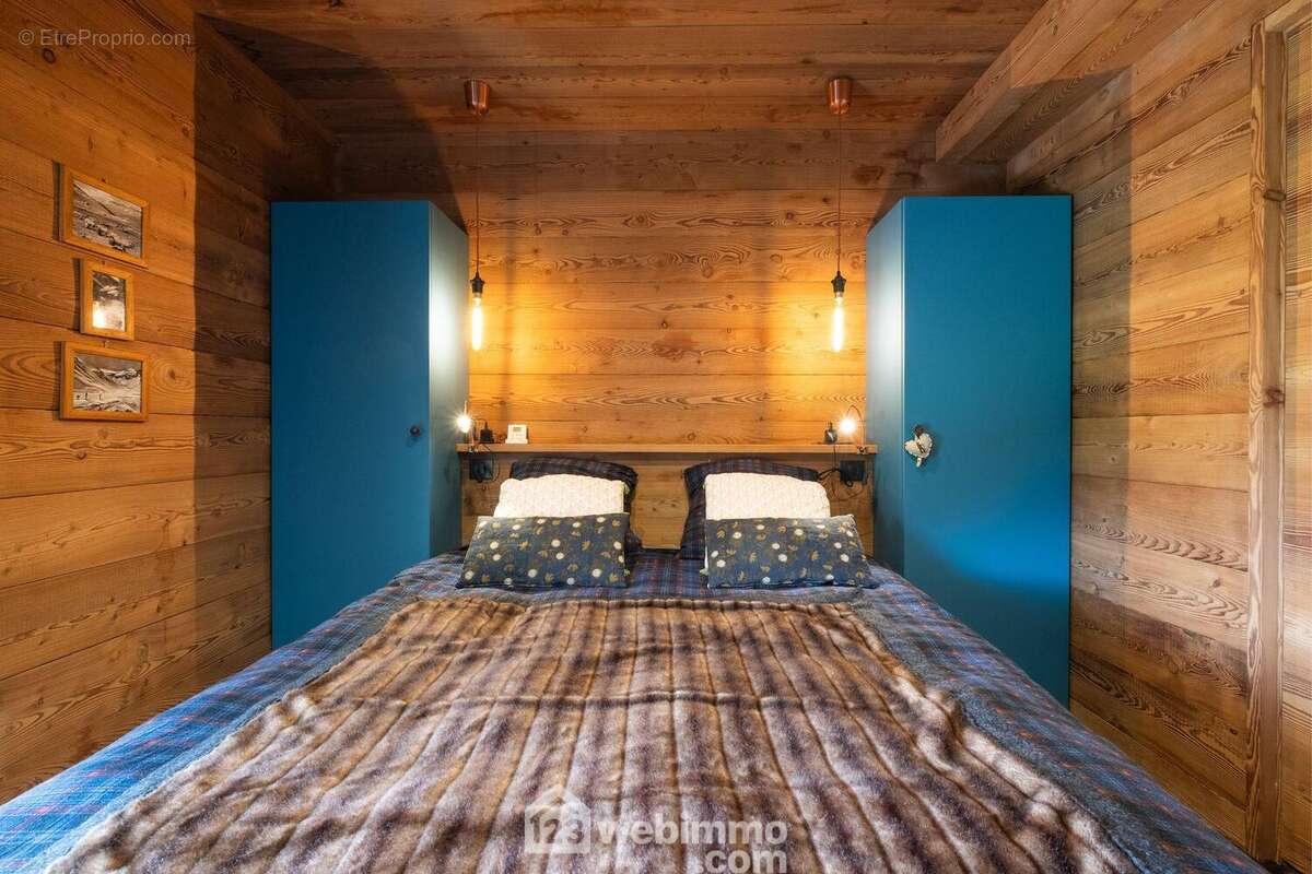 Habillées de bois, elles inspirent une ambiance chaleureuse et conviviale. - Maison à NOTRE-DAME-DE-BELLECOMBE