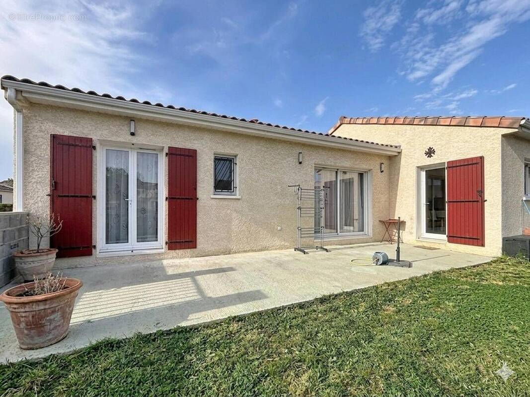 Photo 1 - Maison à VILLENEUVE-LA-COMPTAL