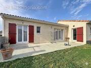 Photo 1 - Maison à VILLENEUVE-LA-COMPTAL