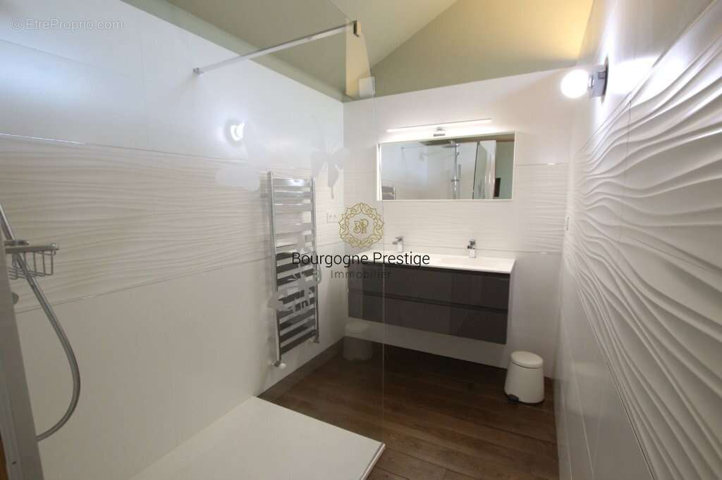 Elegante longere de caractere de 338 m² entierement renovee avec piscine et parc de 3108 m² - photo 16