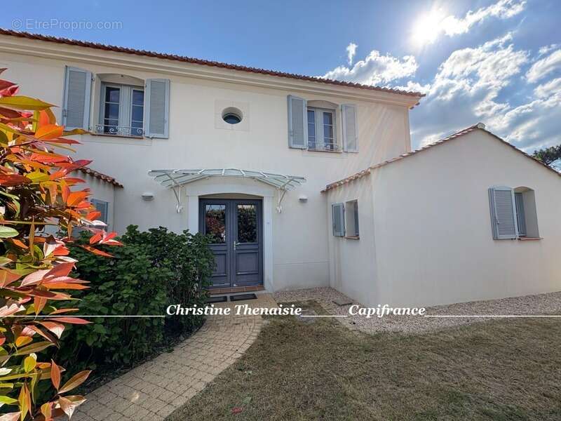 VILLA D'EXCEPTION Pièces spacieuses, 4 chambres, 3 salles de bains, 3 wc, Piscine privée  COEX (85) - photo 3