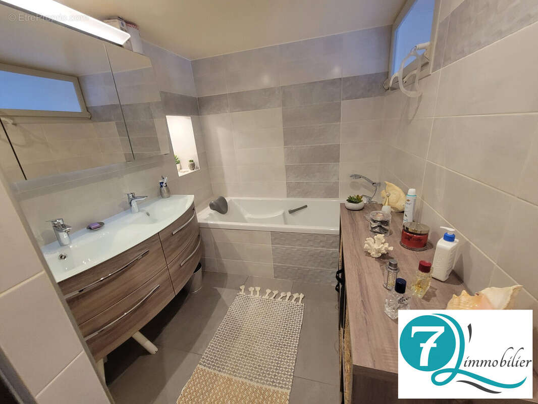 SDB avec douche et baignoire - Appartement à PONTARLIER