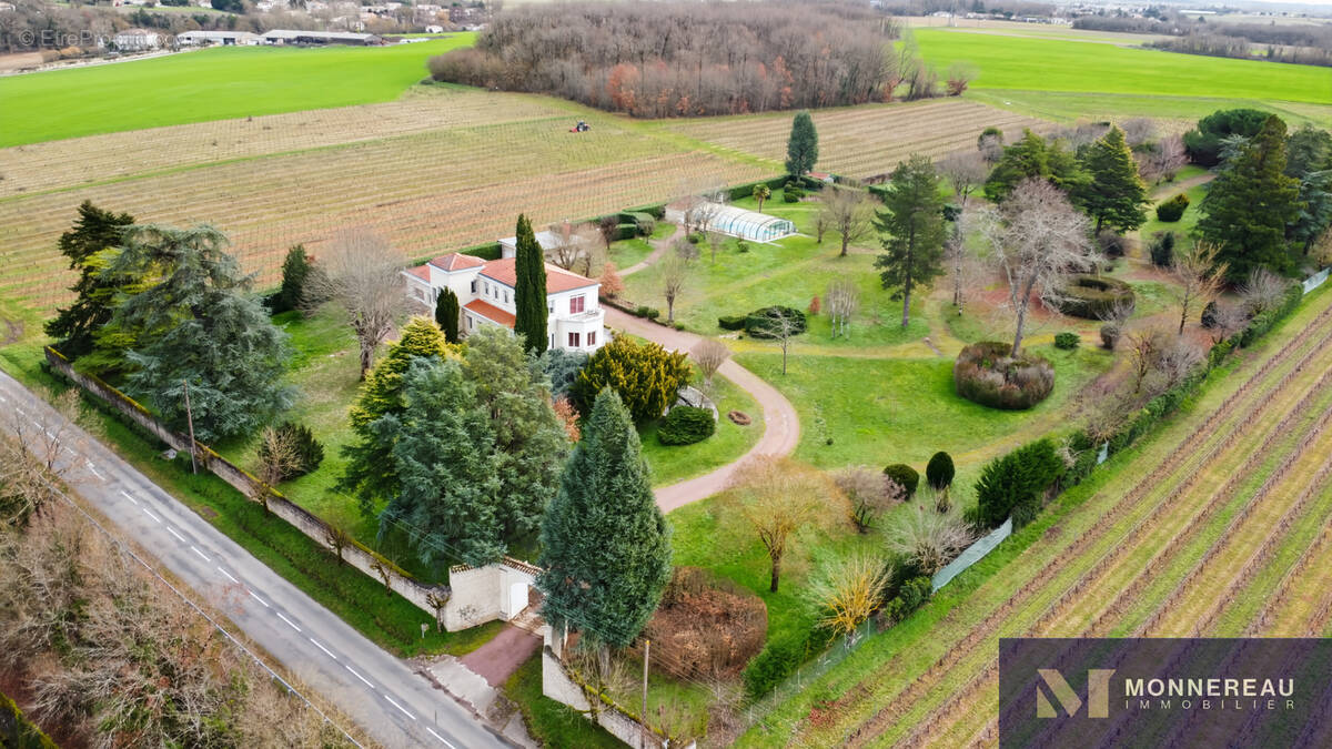 Maison à ROULLET-SAINT-ESTEPHE