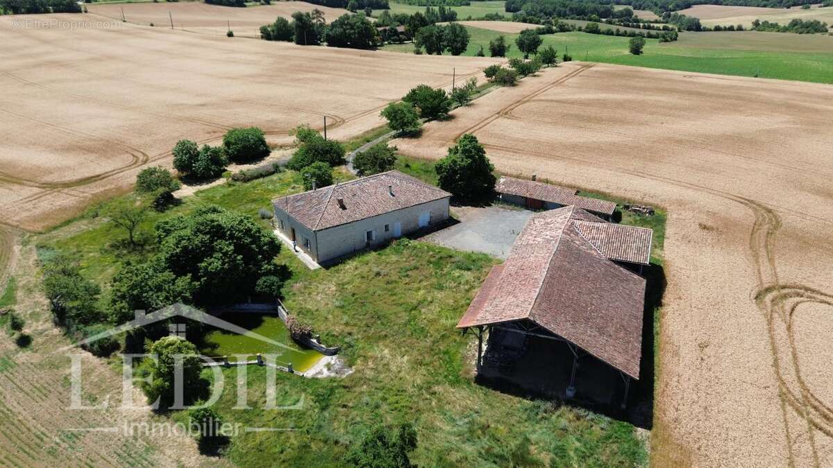 Corps de ferme en pierre avec vue panoramique sur la campagne gersoise et les Pyrénées - photo 2