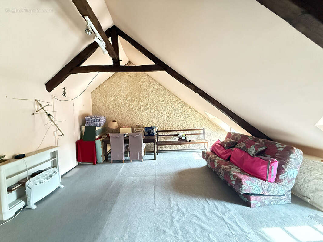 Maison à LANGROLAY-SUR-RANCE